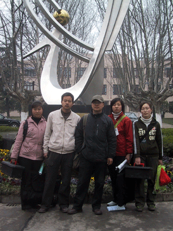 05年3月26日带学生参加省美术统考于扬州大学考点